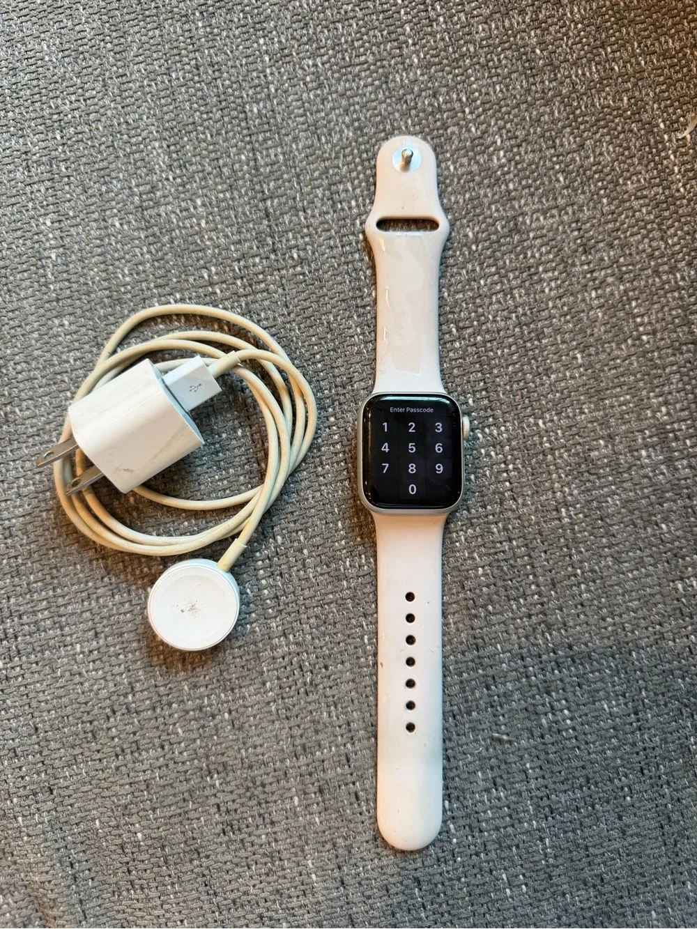 Apple Watch SE 2nd Gen 40mm GPS Aluminum + Charger